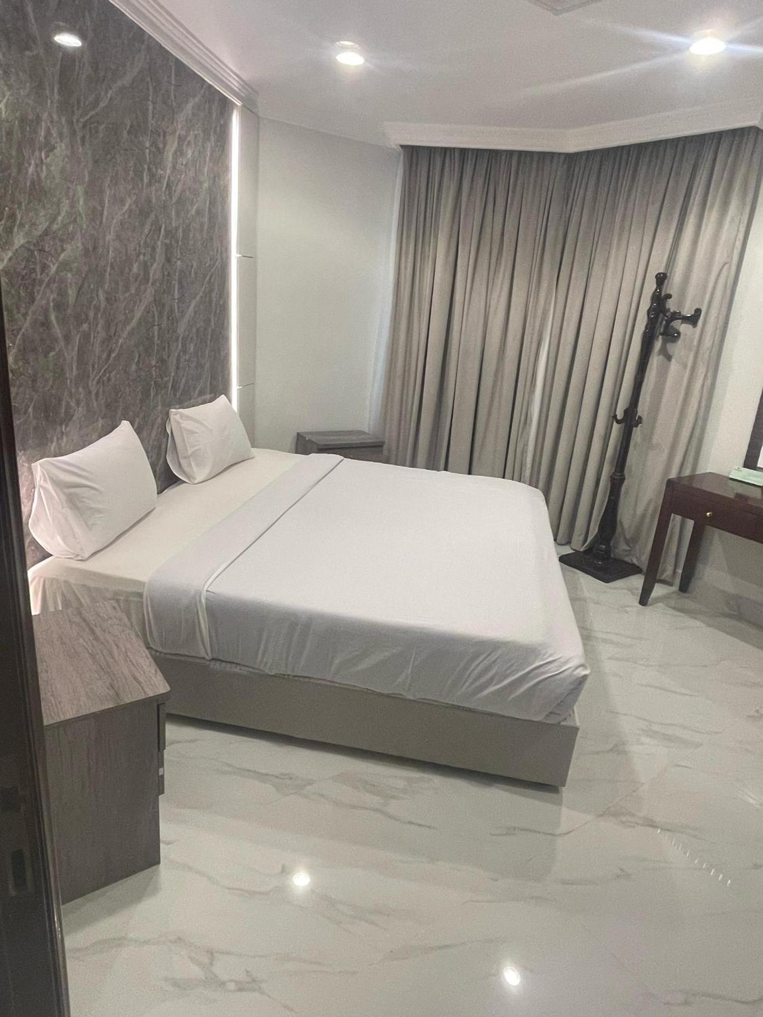 Continental Suite Farwaniya Kuwait City Exterior photo